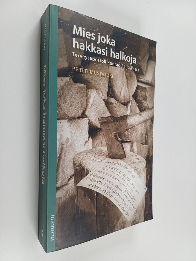 Mies joka hakkasi halkoja