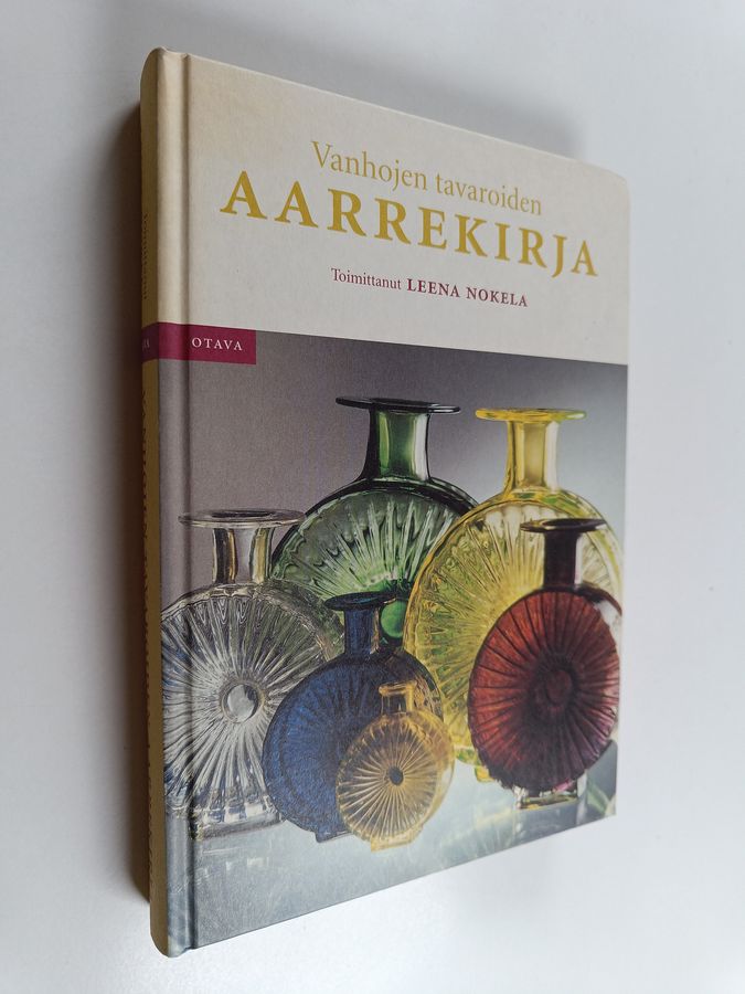 Leena (toim.) Nokela : Vanhojen tavaroiden aarrekirja