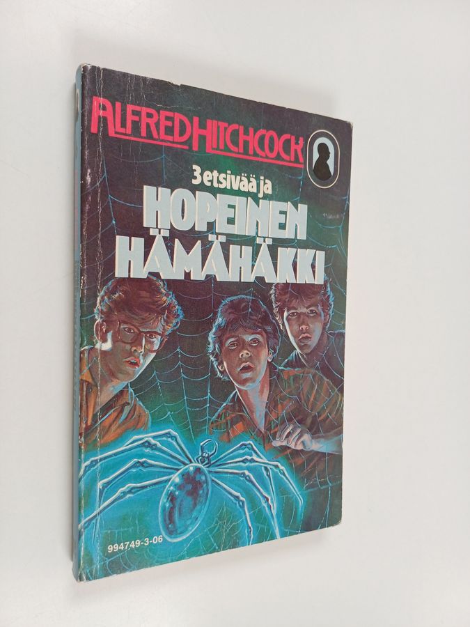 3 etsivää ja hopeinen hämähäkki