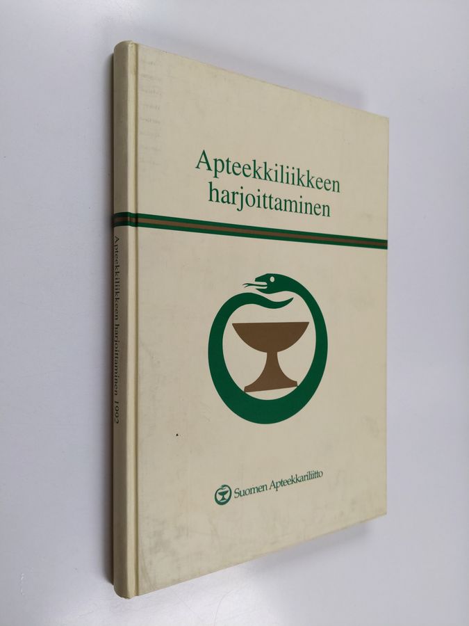 Apteekkiliikkeen harjoittaminen.