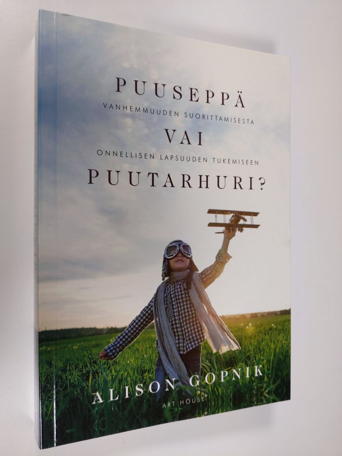Alison Gopnik : Puuseppä vai puutarhuri? : vanhemmuuden suorittamisesta onnellisen lapsuuden tukemiseen - Vanhemmuuden suorittamisesta onnellisen lapsuuden tukemiseen