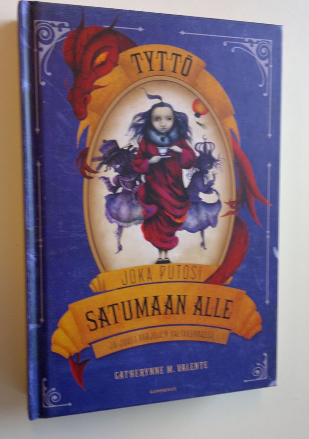 Catherynne M. Valente : Tyttö joka putosi Satumaan alle ja juhli varjojen valtakunnassa