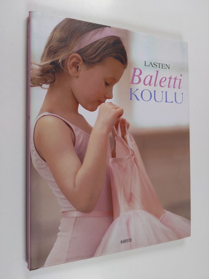 Naia Bray-Moffatt : Lasten balettikoulu : tanssitunnilla Central School of Ballet'ssa - Balettikoulu