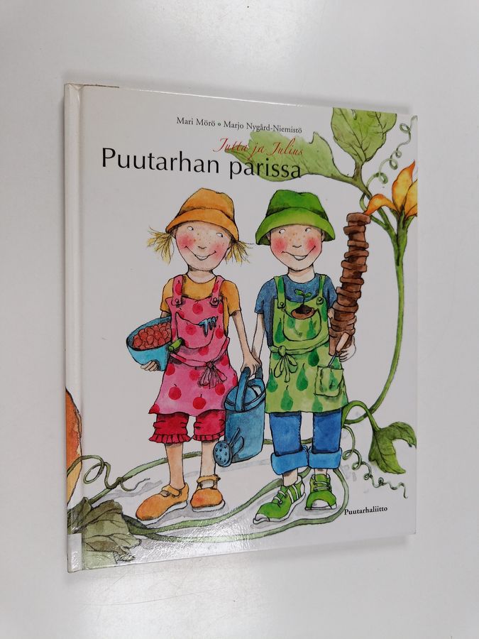Jutta ja Julius puutarhan parissa