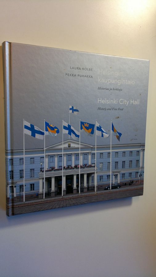 Laura Kolbe : Helsingin kaupungintalo : historiaa ja herkkuja = Helsinki City Hall : history and fine food