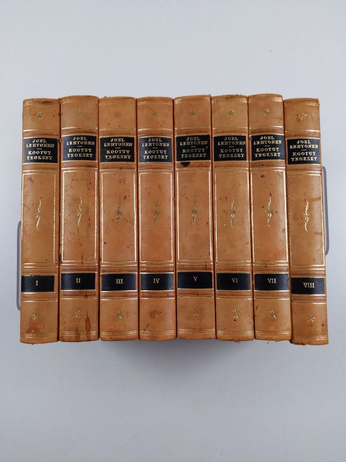 Joel Lehtonen : Kootut teokset 1-8 : Vanhoja käsikirjoituksia/Nuoruus/Paholaisen viulu ; Perm/Villi/Mataleena ; Ilvolan juttuja/Tarulinna/Rakkaita muistoja ; Myrtti ja alppiruusu/Punainen mylly/Markkinoilta maalle/Kevätsymfonia ; Nurkka-Massin kuuliaiset/Munkkikammio/Puolikuun alla /Kiinalainen intermezzo ; Kerran kesällä/Rahvaanihannoitsijan Damaskus ; Kuolleet omenapuut/Putkinotko 1-17 ; Putkinotko 18-37