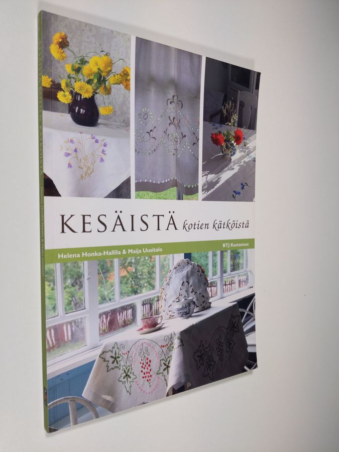 Helena Honka-Hallila : Kesäistä kotien kätköistä