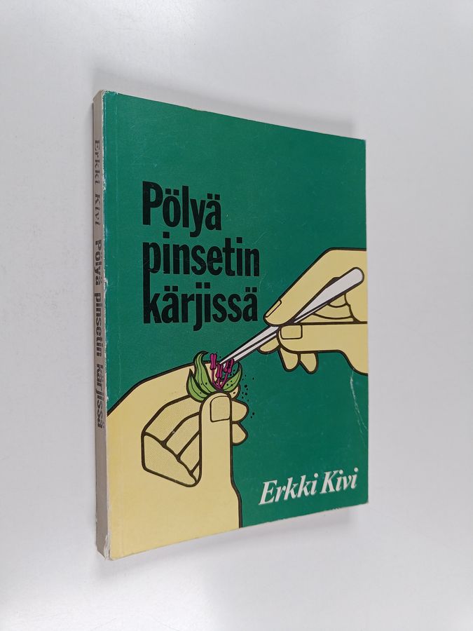 Pölyä pinsetin kärjissä