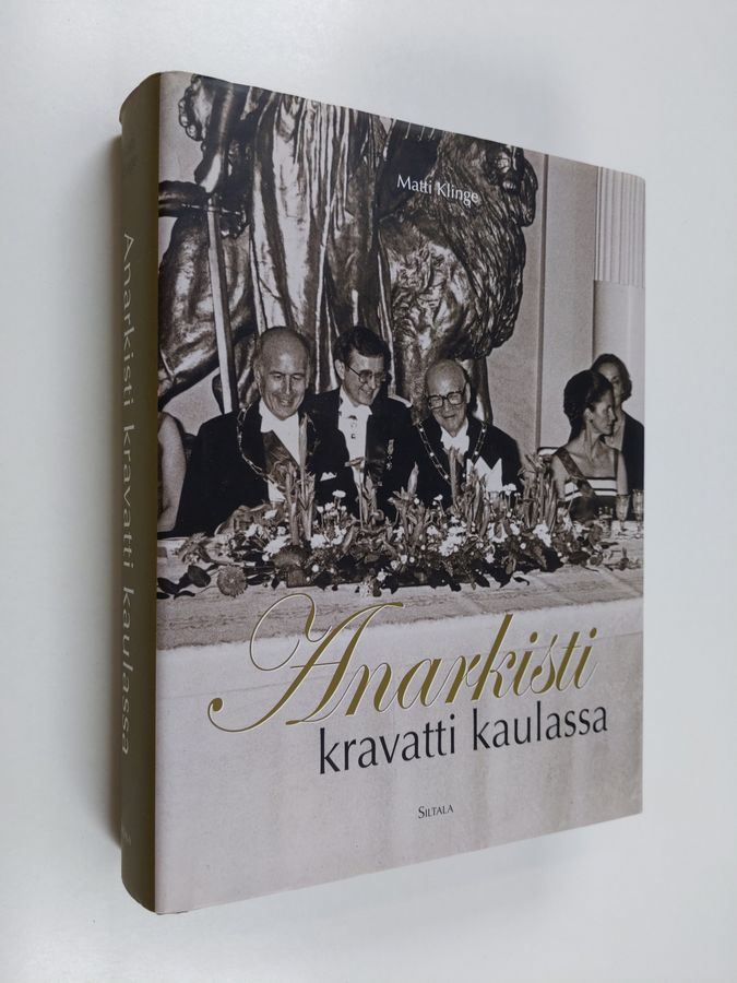 Anarkisti kravatti kaulassa