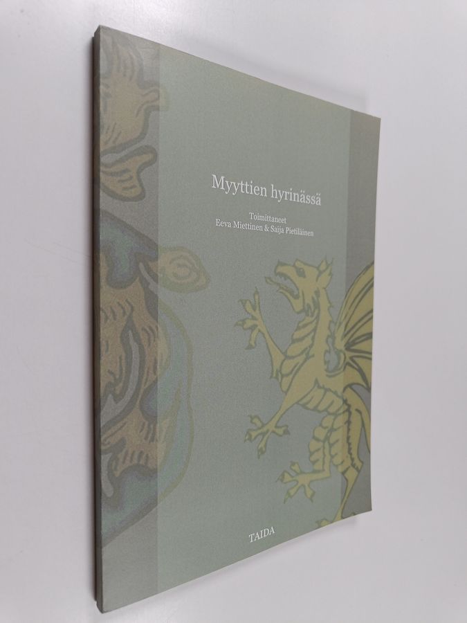 Myyttien hyrinässä