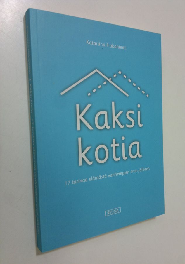 Katariina Hakaniemi : Kaksi kotia : 17 tarinaa elämästä vanhempien eron jälkeen