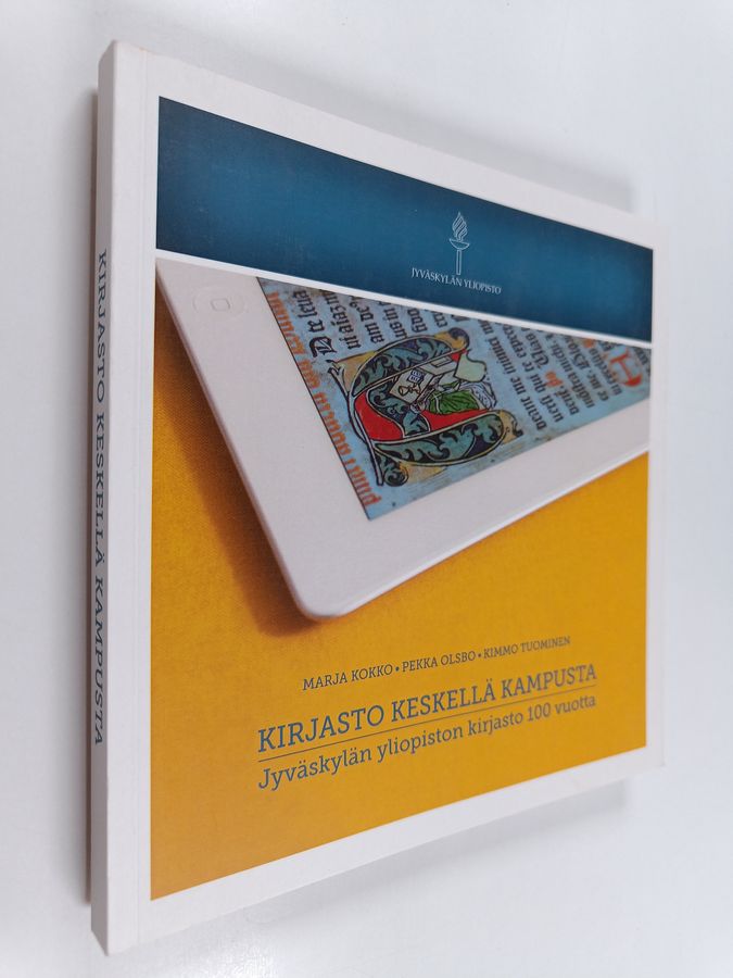 Kirjasto keskellä kampusta
