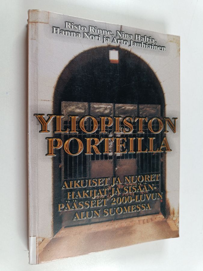 Yliopiston porteilla