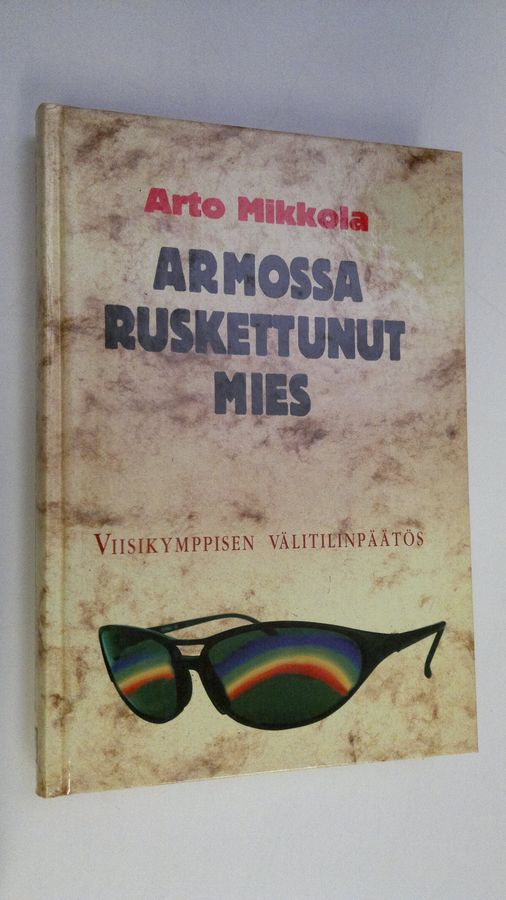 Armossa ruskettunut mies