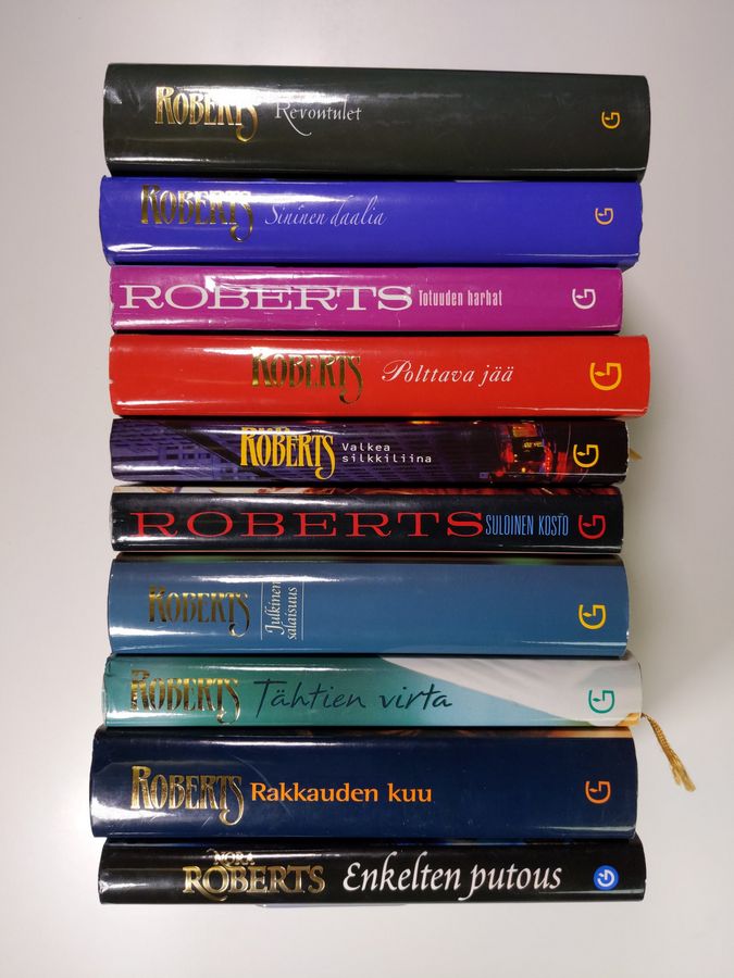 Nora Roberts : Roberts-paketti (10 kirjaa) : Julkinen salaisuus ; Rakkauden kuu ; Revontulet ; Sininen Daalia ; Totuuden Tarhat ; Valkea Silkkiliina ; Enkelten putous ; Suloinen Kosto ; Tähtien Virta ; Polttava Jää