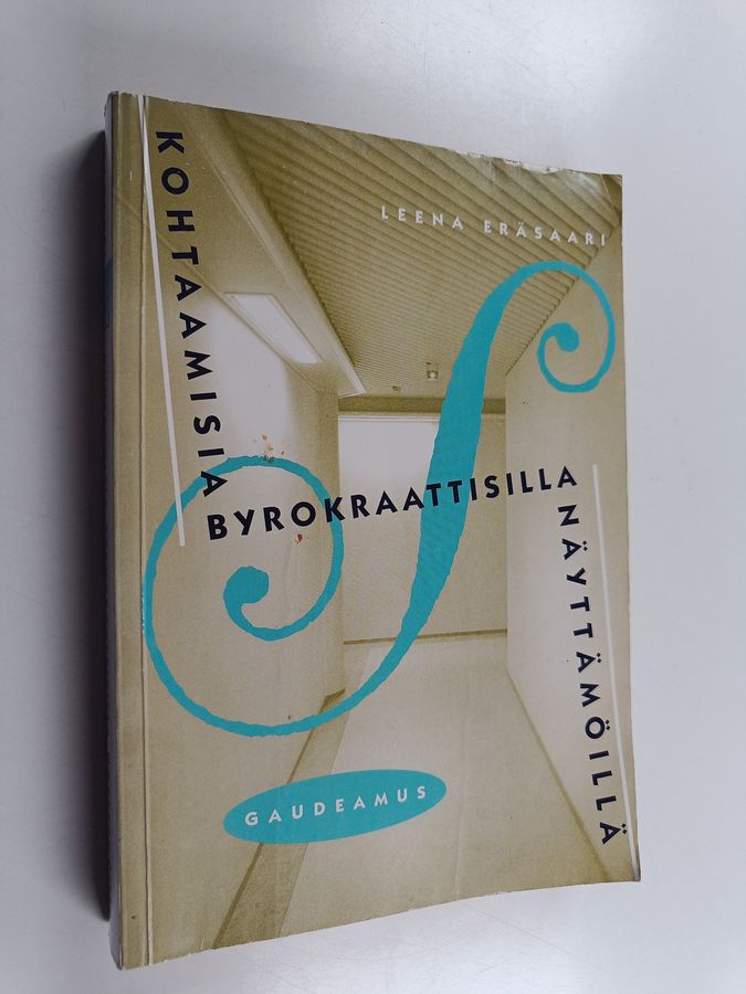 Kohtaamisia byrokraattisilla näyttämöillä