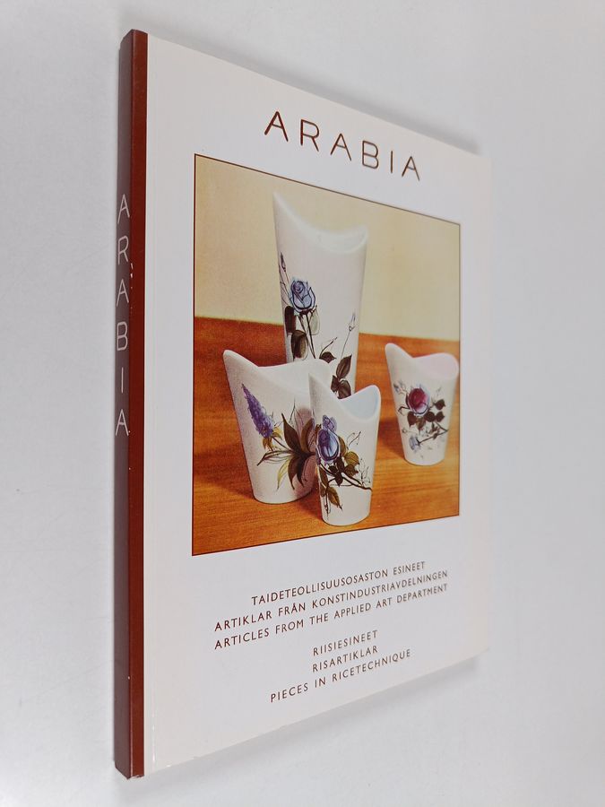 Arabia : taideteollisuusosaston esineet, riisiesineet = artiklar från konstindustriavdelningen, risartiklar = articles from the applied art, pieces in ricetechnique