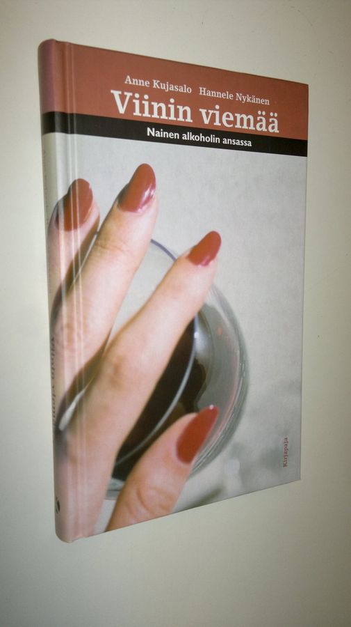 Anne Kujasalo : Viinin viemää : nainen alkoholin ansassa