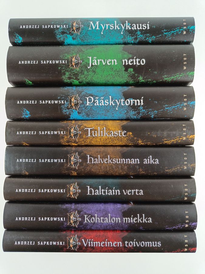 Andrzej Sapkowski : Noituri 1-8 ; Viimeinen toivomus ; Kohtalon miekka ; Haltiain verta ; Halveksunnan aika ; Tulikaste ; Pääskytorni ; Järven neito ; Myrskykausi