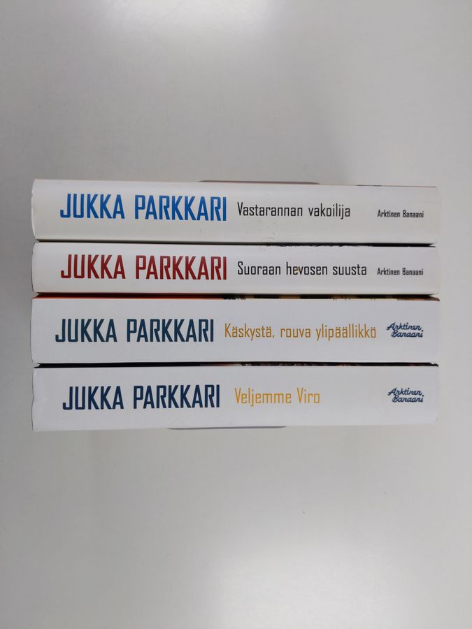 Jukka Parkkari : Jukka Parkkari-setti (4 kirjaa) : Vastarannan vakoilija ; Suoraan hevosen suusta ; Käskystä, rouva ylipäällikkö ; Veljemme Viro