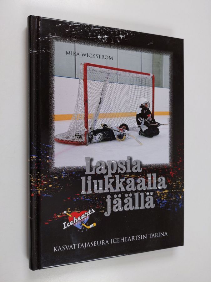 Mika Wickström : Lapsia liukkaalla jäällä : kasvattajaseura Iceheartsin tarina