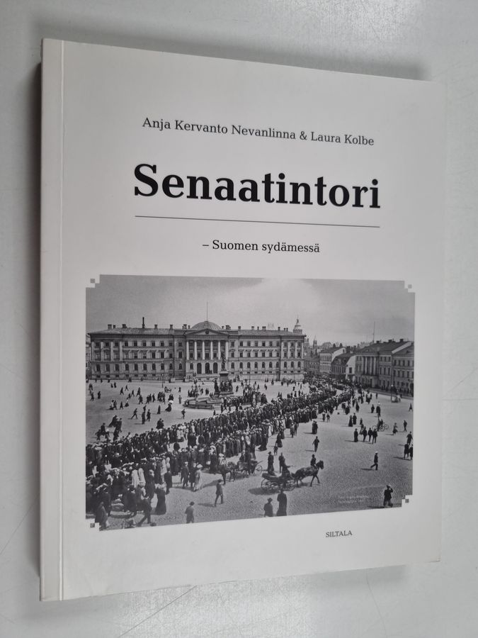 Anja Kervanto ym. Nevanlinna : Senaatintori - Suomen sydämessä : esseitä