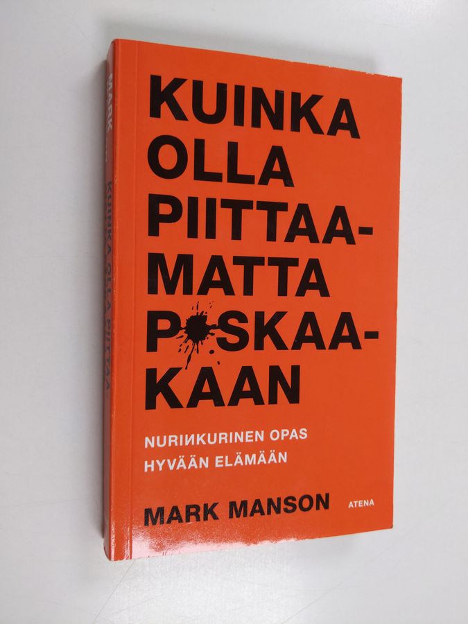 Mark Manson : Kuinka olla piittaamatta p*skaakaan : nurinkurinen opas hyvään elämään