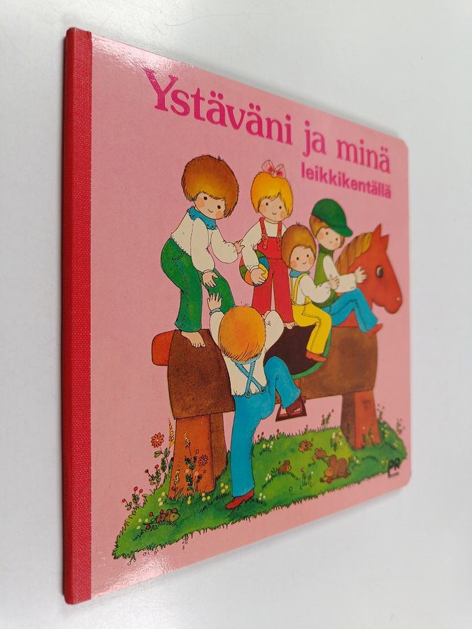 Ystäväni ja minä leikkikentällä.