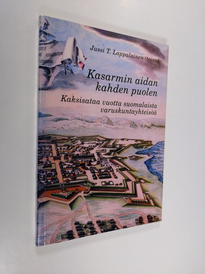 Kasarmin aidan kahden puolen