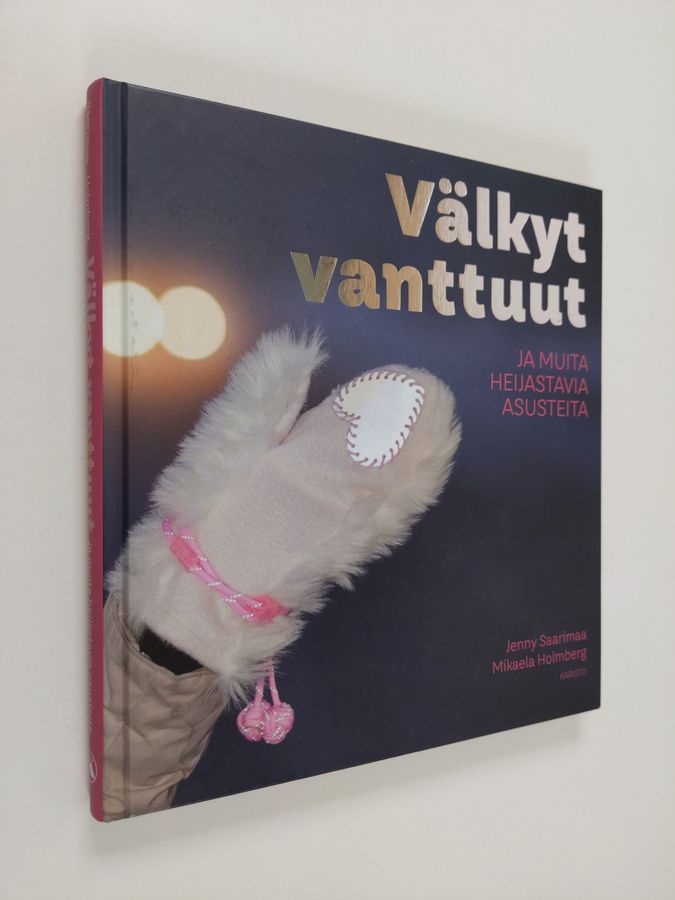 Jenny Saarimaa : Välkyt vanttuut ja muita heijastavia asusteita