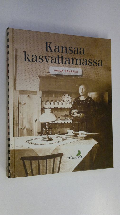 Kansaa kasvattamassa