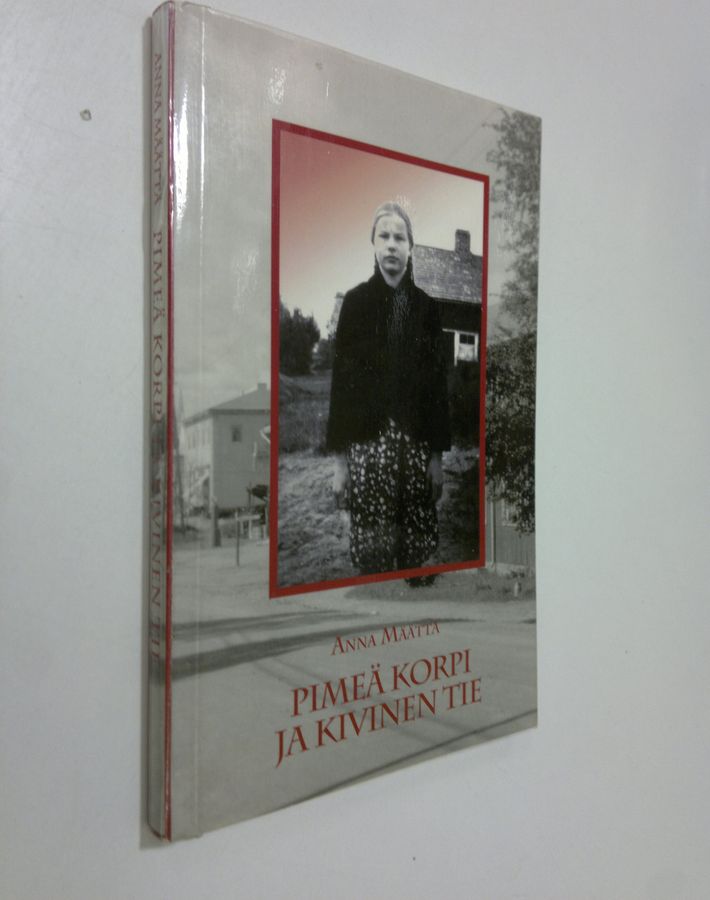 Pimeä korpi ja kivinen tie
