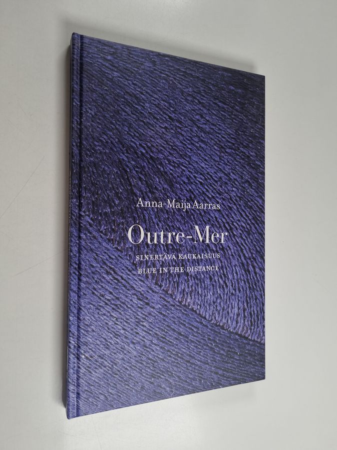 Anna-Maija Aarras : Outre-Mer : sinertävä kaukaisuus = blue in the distance