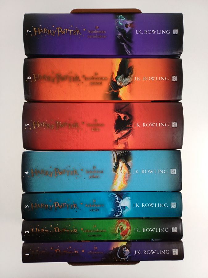 J. K. Rowling : Harry Potter 1-7 (koko sarja) : Harry Potter ja viisasten kivi ; Salaisuuksien kammio ; Azkabanin vanki ; Liekehtivä pikari ; Feeniksin kilta ; Puoliverinen prinssi ; Kuoleman varjelukset