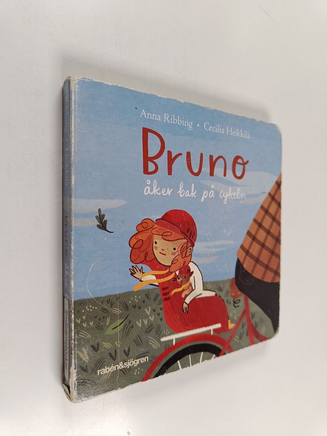 Bruno åker bak på cykeln