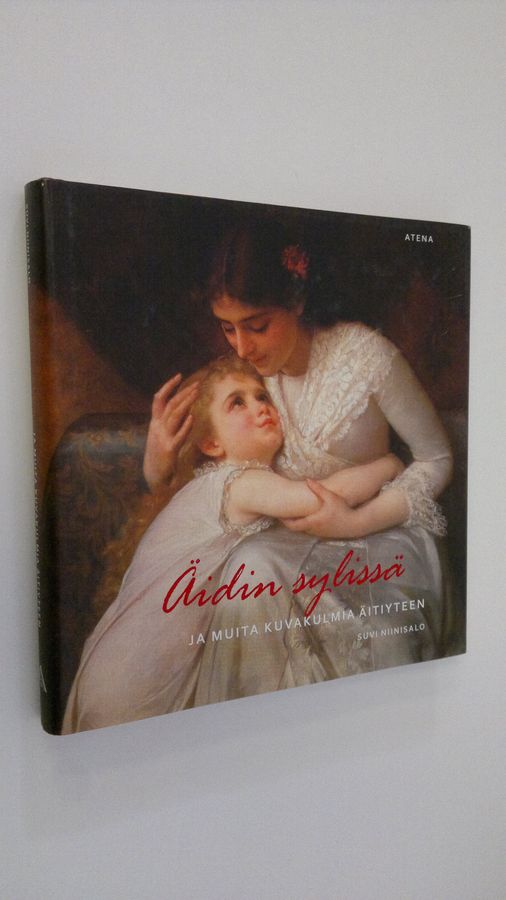 Äidin sylissä ja muita kuvakulmia äitiyteen