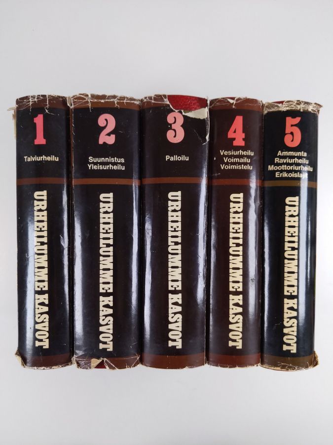 Olavi Hietapakka : Urheilumme kasvot 1-5 : Talviurheilu ; Suunnistus, yleisurheilu ; Ammunta, raviurheilu, moottoriurheilu, erikoislajit ; Palloilu ; Vesiurheilu, voimailu, voimistelu