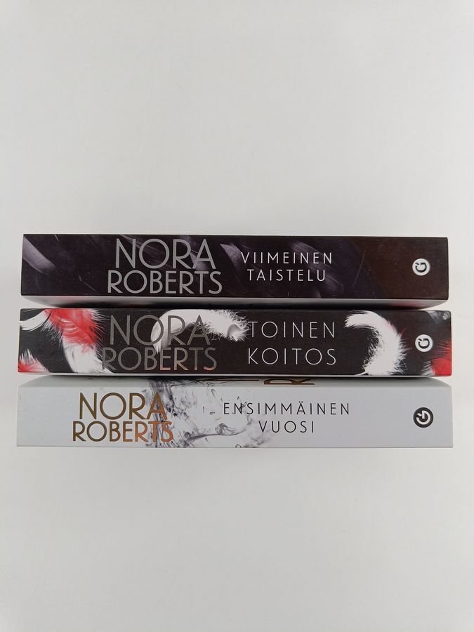 Nora Roberts : Valitun aikakirjat trilogia : Ensimmäinen vuosi ; Toinen koitos ; Viimeinen taistelu