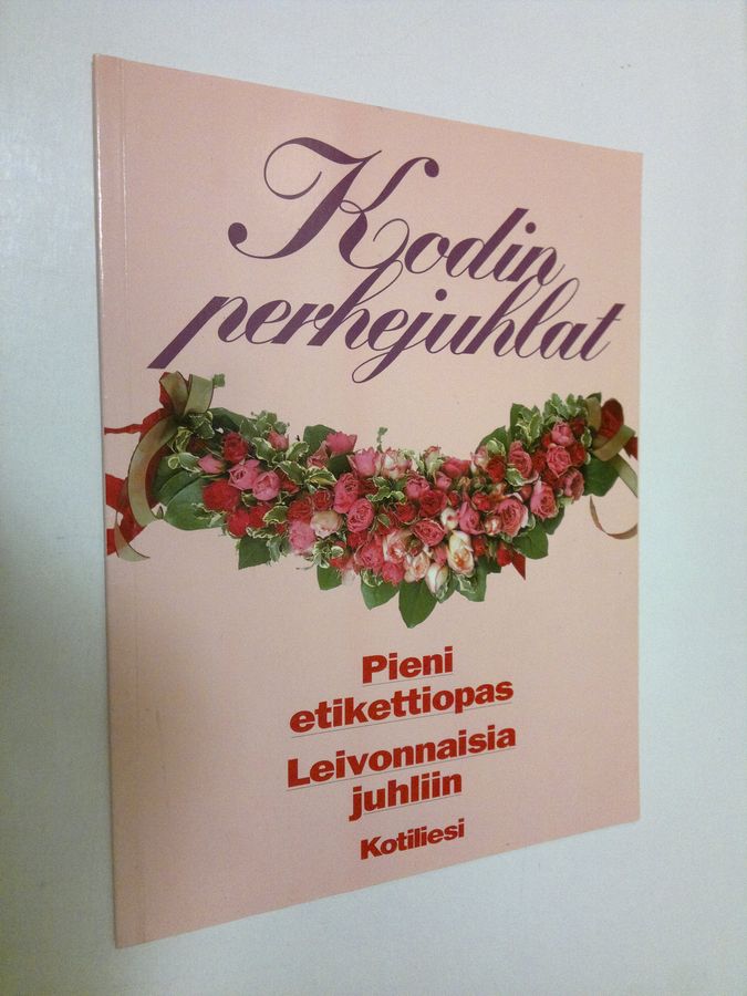 Inga Aaltonen : Kodin perhejuhlat : pieni etikettiopas, leivonnaisia juhliin