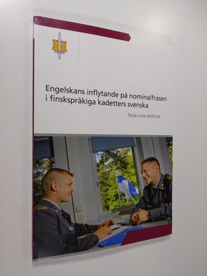 Engelskans inflytande på nominalfrasen i finskspråkiga kadetters svenska