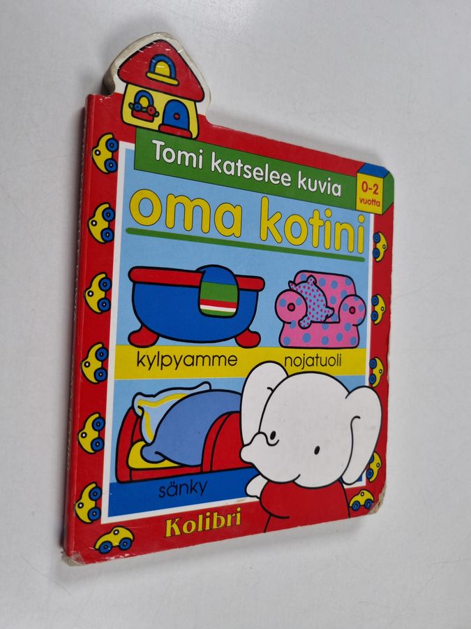 Tomi katselee kuvia.