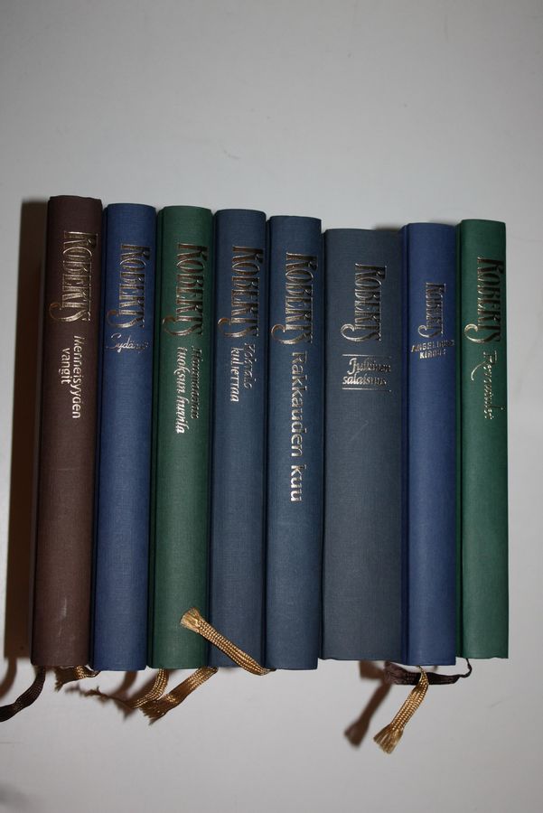 Nora Roberts : Roberts-paketti : Angeliquen kirous ; Julkinen salaisuus ; Rakkauden kuu ; Kohtalo kuljettaa ; Huumaavan tuoksun huvila ; Sydänyö ; Menneisyyden vangit ; Revontulet