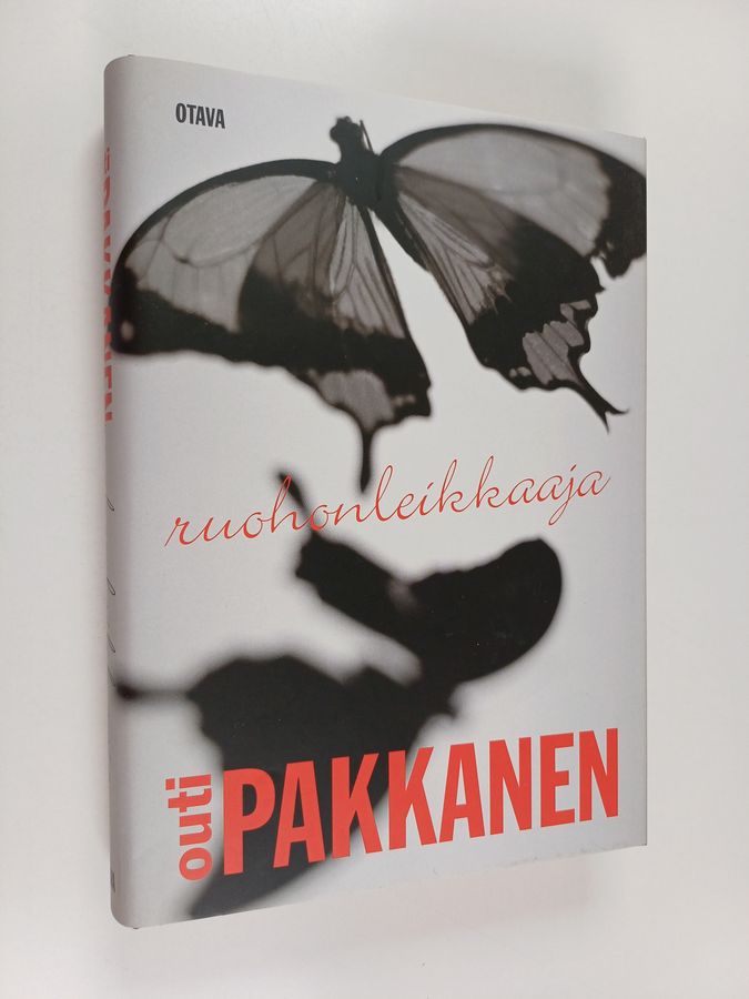 Outi Pakkanen : Ruohonleikkaaja : jännitysromaani