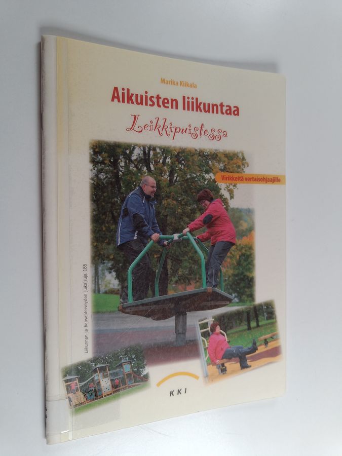 Aikuisten liikuntaa leikkipuistossa