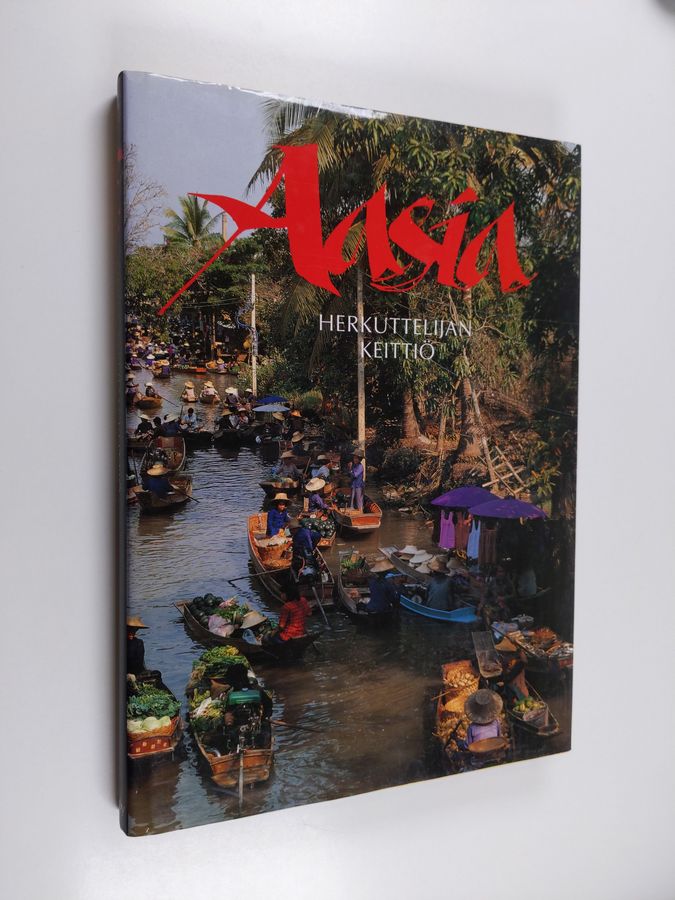 Jacki Passmore : Herkuttelijan keittiö Aasia : alkuperäisiä ruokaohjeita Japanista, Koreasta, Kiinasta, Filippiineiltä, Thaimaasta, Laosista ja Kambodzasta, Vietnamista, Singaporesta ja Malesiasta, Intiasta, Burmasta, Indonesiasta ja Sri Lankasta