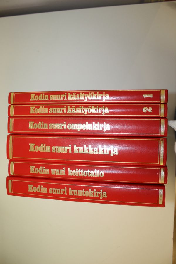 Kotitaito 1-6 : Kodin suuri käsityökirja 1-2 ; Kodin suuri ompelukirja ; Kodin suuri kukkakirja ; Kodin uusi keittotaito : Herkullista kevytruokaa ; Kodin suuri kuntokirja