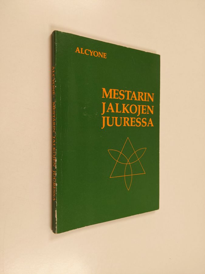 Alcyone : Mestarin jalkojen juuressa