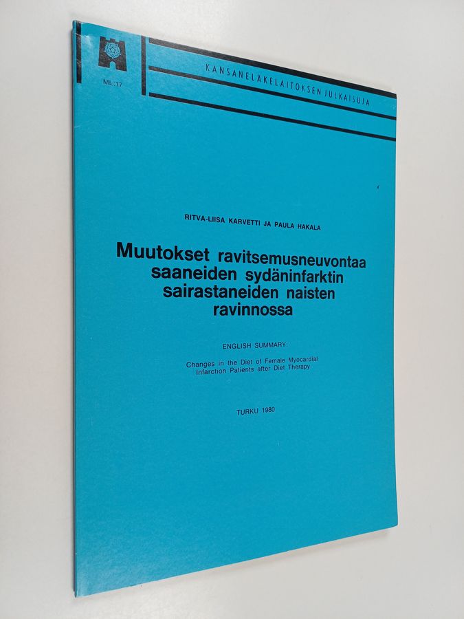 Muutokset ravitsemusneuvontaa saaneiden sydäninfarktin sairastaneiden naisten ravinnossa =