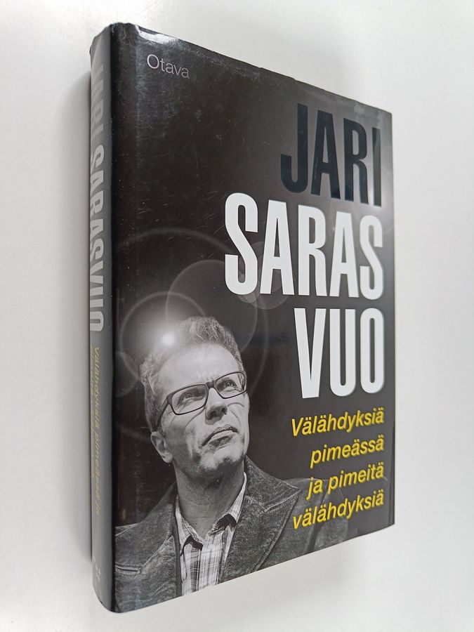 Jari Sarasvuo : Välähdyksiä pimeässä ja pimeitä välähdyksiä