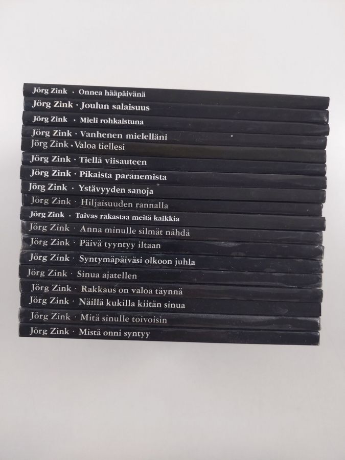 Jörg Zink : Jörg Zink-paketti (18 kirjaa) : Anna minulle silmät nähdä ; Mistä onni syntyy ; Mitä sinulle toivoisin ; Näillä kukilla kiitän sinua ; Päivä tyyntyy iltaan ; Rakkaus on valoa täynnä ; Sinua ajatellen ; Syntymäpäiväsi olkoon juhla ; Tiellä viisauteen ; Ystävyyden sanoja ; Pikaista paranemista ; Valoa tiellesi ; Vanhenen mielelläni ; Mieli rohkaistuna ; Joulun salaisuus ; Onnea hääpäivänä ; Taivas rakastaa meitä kaikkia